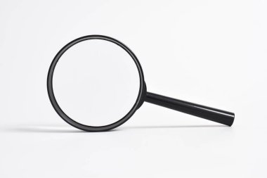 Büyüteç beyaz arkaplanda izole edilmiş