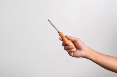 El ele tutuşan Eski tornavida beyaz arkaplanda izole edildi