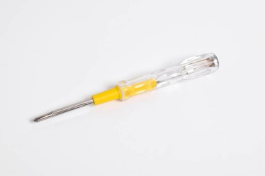 Elektrik test tornavidayı beyaz arkaplanda izole edildi