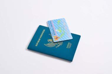 Beyaz arkaplanda Endonezya pasaportu ve Endonezya kimlik kartları (KTP) izole edildi