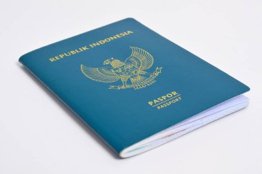 Beyaz arka planda izole edilmiş Endonezya pasaportu