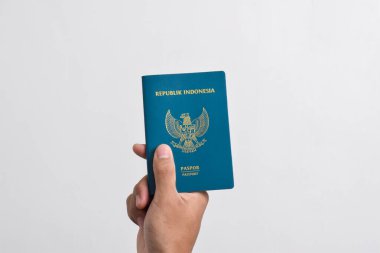 Beyaz arka planda Endonezya pasaportu olan adam izole edildi