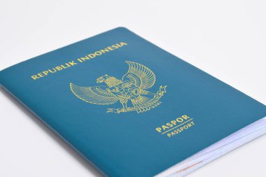 Beyaz arka planda izole edilmiş Endonezya pasaportu