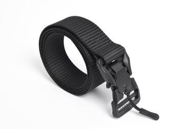 Siyah erkek naylon kemeri beyaz arka planda izole edilmiş. Erkek açık hava askeri taktik kemeri..