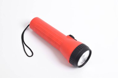 Beyaz zemin üzerinde kırmızı renkli el feneri izole edildi. Kırmızı pille çalışan el feneri