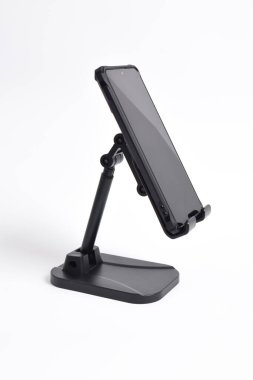 Telefon kulübesi beyaz arka planda izole edilmiş yükseklik açısına göre ayarlanabilir. Telefon, telefon kulübesi, montaj, evrensel