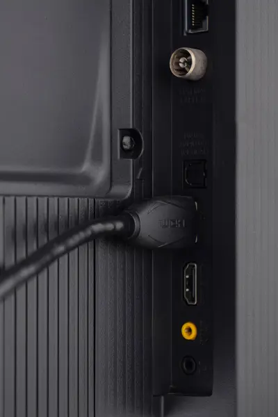 Korumalı hdmi kablosu monitöre bağlı. HDMI kablosu televizyona bağlı.