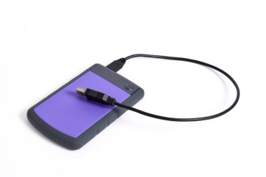USB kablosu beyaz arkaplanda izole edilmiş Harici Disk Sürücüsü. Dış HDD şok direnci