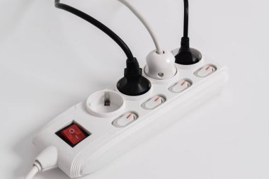 Evdeki prizdeki prizin prizi beyaz arka plan, priz, elektrik prizi, güç kablosu, bir güç düğmesi ve bağlı bir elektrik prizi üzerine izole edilmiş.