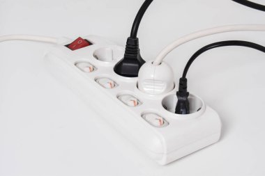 Evdeki prizdeki prizin prizi beyaz arka plan, priz, elektrik prizi, güç kablosu, bir güç düğmesi ve bağlı bir elektrik prizi üzerine izole edilmiş.