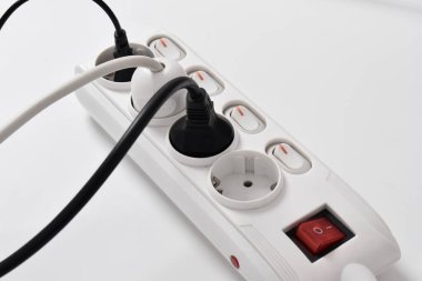 Evdeki prizdeki prizin prizi beyaz arka plan, priz, elektrik prizi, güç kablosu, bir güç düğmesi ve bağlı bir elektrik prizi üzerine izole edilmiş.