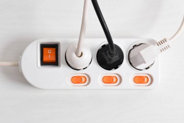 Evdeki prizdeki prizin prizi beyaz arka plan, priz, elektrik prizi, güç kablosu, bir güç düğmesi ve bağlı bir elektrik prizi üzerine izole edilmiş.