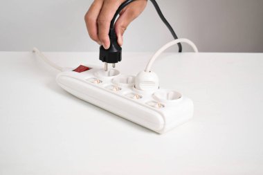 El fişi takılı, prizli çoklu soket. Evdeki prizin prizine elektrik prizi takın. Enerji verimliliği kavramı
