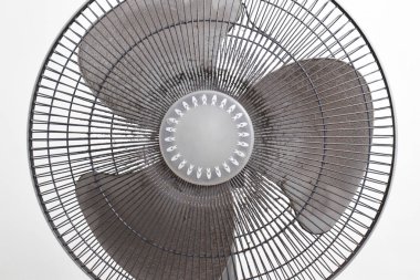 Pervanedeki kirli toz havayı ve sağlığa olan alerjiyi etkiler. Beyaz arka plandaki vantilatörde kirli toz var. seçici odak