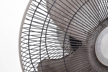 Pervanedeki kirli toz havayı ve sağlığa olan alerjiyi etkiler. Beyaz arka plandaki vantilatörde kirli toz var. seçici odak