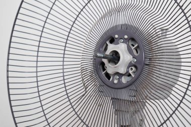 Temizlik için toz dolu yelpaze beyaz arka planda, ev işi temizlik konsepti