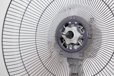 Temizlik için toz dolu yelpaze beyaz arka planda, ev işi temizlik konsepti