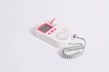 Tıbbi ekipman. Fetal doppler beyaz arka planda izole edildi. Doppler cenin kalp ultrasonik dedektörleri gelişmekte olan bir fetüsün kalp atışlarını tespit etmek için ses dalgalarını kullanıyor.