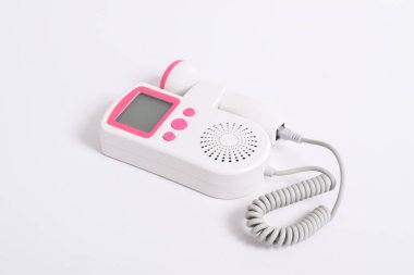 Tıbbi ekipman. Fetal doppler beyaz arka planda izole edildi. Doppler cenin kalp ultrasonik dedektörleri gelişmekte olan bir fetüsün kalp atışlarını tespit etmek için ses dalgalarını kullanıyor.
