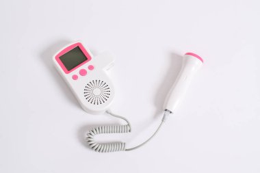 Tıbbi ekipman. Fetal doppler beyaz arka planda izole edildi, Doppler fetal kalp ultrasonik detektörleri. Üst görünüm