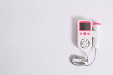 Tıbbi ekipman. Fetal doppler beyaz arka planda izole edildi. Doppler fetal kalp ultrasonik detektörleri. Üst görüş. Boşluğu kopyala