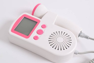 Tıbbi ekipman. Fetal doppler beyaz arka planda izole edildi. Doppler cenin kalp ultrasonik dedektörleri gelişmekte olan bir fetüsün kalp atışlarını tespit etmek için ses dalgalarını kullanıyor.