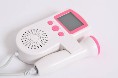 Tıbbi ekipman. Fetal doppler beyaz arka planda izole edildi. Doppler cenin kalp ultrasonik dedektörleri gelişmekte olan bir fetüsün kalp atışlarını tespit etmek için ses dalgalarını kullanıyor.