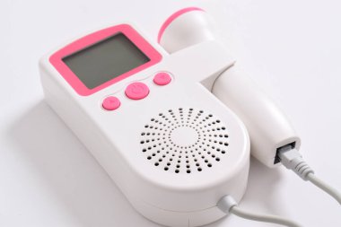 Tıbbi ekipman. Fetal doppler beyaz arka planda izole edildi. Doppler cenin kalp ultrasonik dedektörleri gelişmekte olan bir fetüsün kalp atışlarını tespit etmek için ses dalgalarını kullanıyor.