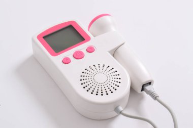 Tıbbi ekipman. Fetal doppler beyaz arka planda izole edildi. Doppler cenin kalp ultrasonik dedektörleri gelişmekte olan bir fetüsün kalp atışlarını tespit etmek için ses dalgalarını kullanıyor.