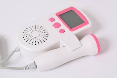 Tıbbi ekipman. Fetal doppler beyaz arka planda izole edildi. Doppler cenin kalp ultrasonik dedektörleri gelişmekte olan bir fetüsün kalp atışlarını tespit etmek için ses dalgalarını kullanıyor.