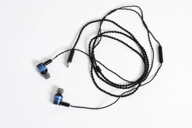 Beyaz arka planda izole edilmiş siyah ve modern kulaklıklar. Dijital müzik konsepti