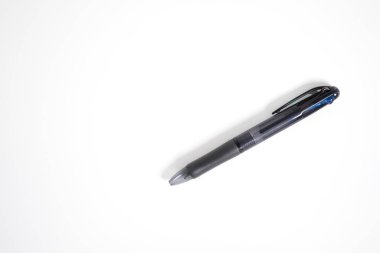 Beyaz arka planda dört renk tükenmez kalem var. Dört renkli kalem, siyah, mavi, kırmızı ve yeşil