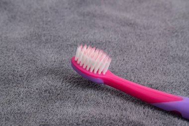 Renkli çocukların diş fırçalarını koyu renk bir arka planda izole edin.