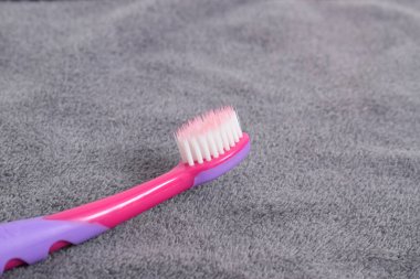 Renkli çocukların diş fırçalarını koyu renk bir arka planda izole edin.