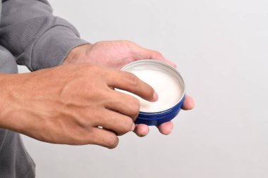 Beyaz arka planda izole edilmiş saç tasarımı için bir adamın el kaplaması ya da balmumu.