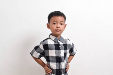 Beyaz arka planda poz veren Asyalı bir çocuk resmi. Asyalı bir çocuğun portresi