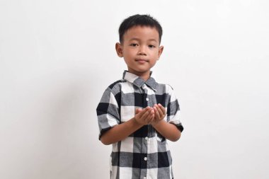 Beyaz arka planda poz veren Asyalı bir çocuk resmi. Asyalı bir çocuğun portresi