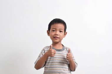 Beyaz arka planda poz veren Asyalı bir çocuk resmi. başparmakları göster