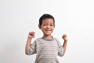 Beyaz arka planda poz veren Asyalı bir çocuk resmi. Asyalı bir çocuğun portresi