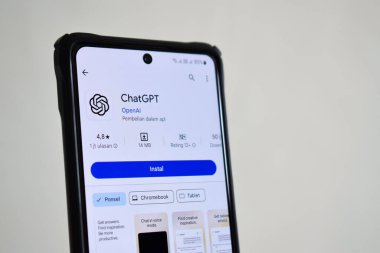 Pasuruan, Endonezya - Haziran 08, 2024: Google Play Store 'da Chat GPT uygulaması. ChatGPT, yapay zeka sohbet robotu OpenAI tarafından geliştirildi. beyaz arkaplandaki Google oyun mağazasında