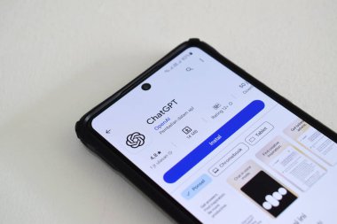 Pasuruan, Endonezya - Haziran 08, 2024: Google Play Store 'da Chat GPT uygulaması. ChatGPT, yapay zeka sohbet robotu OpenAI tarafından geliştirildi. beyaz arkaplandaki Google oyun mağazasında