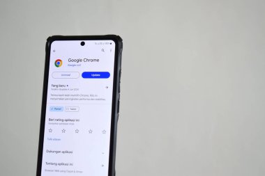 Pasuruan, Endonezya - 08 Haziran 2024: Google Chrome uygulaması Google Play Store 'da. Google Chrome internet tarayıcıları için ücretsiz güvenli bir web tarayıcı uygulamasıdır.