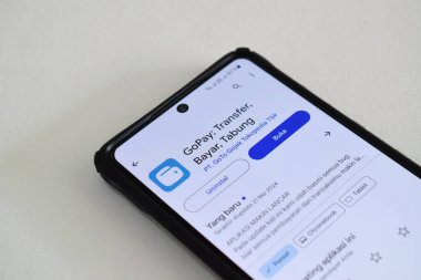 Pasuruan, Endonezya - Haziran 08, 2024: Google Play Store 'da GoPay App. Google oyun dükkanında & Ödeme Uygulaması beyaz arkaplanda izole edildi