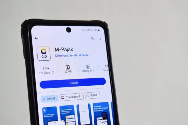 Pasuruan, Endonezya - 08 Haziran 2024: M Pajak uygulaması Google Play Store 'da. Akıllı telefonda DJP uygulaması, Endonezya 'da vergi ödeme başvurusu