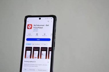 Pasuruan, Endonezya - Haziran 08, 2024: Google Play Store 'daki Telkomsel Uygulamam. Google oyun dükkanındaki akıllı telefon uygulaması beyaz arkaplanda izole edildi