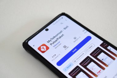 Pasuruan, Endonezya - Haziran 08, 2024: Google Play Store 'daki Telkomsel Uygulamam. Google oyun dükkanındaki akıllı telefon uygulaması beyaz arkaplanda izole edildi