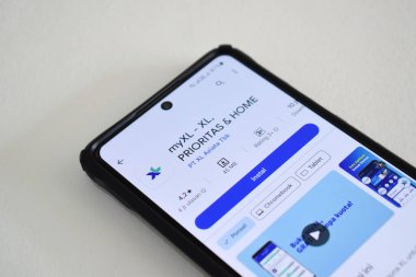 Pasuruan, Endonezya - Haziran 08, 2024: Google Play Store 'daki XL uygulamam. Google oyun dükkanındaki akıllı telefon uygulaması beyaz arkaplanda izole edildi