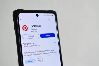 Pasuruan, Endonezya - Haziran 08, 2024: Google Playstore 'da Pinterest uygulaması. Pinterest bir görsel keşif platformu insanların fikirleri araştırdığı, kaydettiği ve alışveriş yaptığı