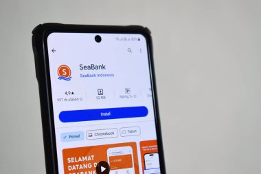 Pasuruan, Endonezya - Haziran 08, 2024: Google Playstore 'daki SeaBank uygulaması. SeaBank uygulaması, tasarruf yapmaktan işlemlere kadar finansal faaliyetleri gerçekleştirmek için dijital bankacılık uygulamasıdır.