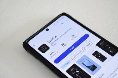 Pasuruan, Endonezya - 08 Haziran 2024: Google Play Store 'da Starlink uygulaması. Starlink, uzak bölgelerde kablo altyapısına dayanmayan uydu tabanlı bir internet sağlayıcısıdır.